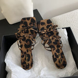 Sandalen mit Schleife