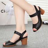 Sandalen mit Blockabsatz und Cut-Outs