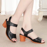 Sandalen mit Blockabsatz und Cut-Outs