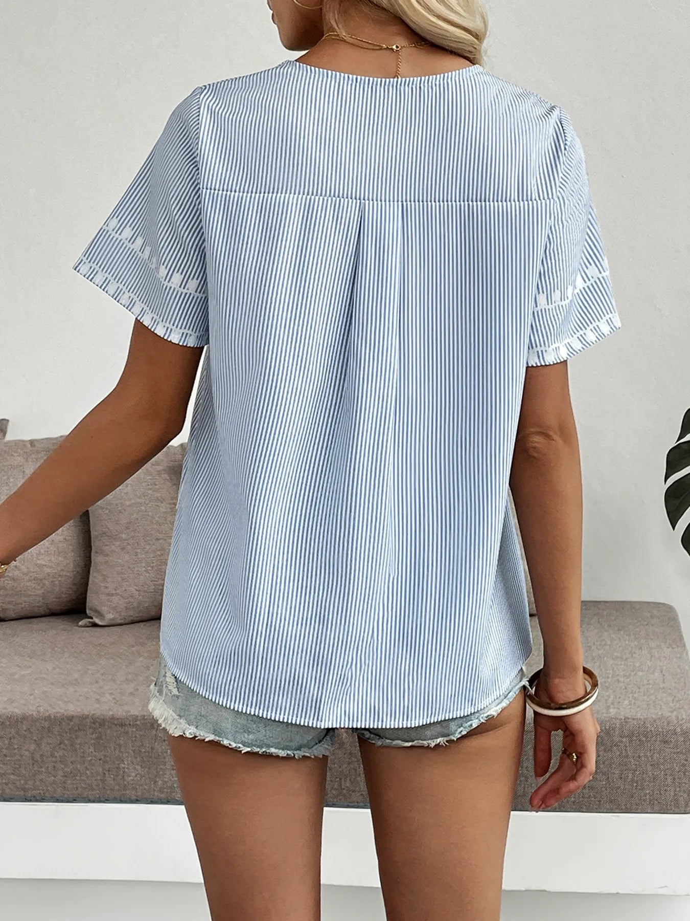Versatile Loose-Fit Printed V-Neck Shirt