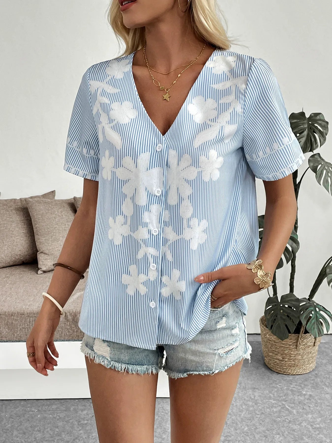 Versatile Loose-Fit Printed V-Neck Shirt