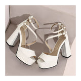 Sandalen mit Peep-Toe-Plateau und klobigem Absatz