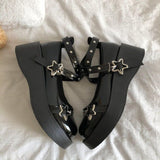 Mary-Jane-Schuhe mit Plateau-Keilabsatz und Sternschnalle