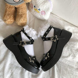 Mary-Jane-Schuhe mit Plateau-Keilabsatz und Sternschnalle