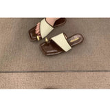 Flache Slide-Sandalen mit eckiger Zehenpartie und Metall-Akzent