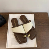 Flache Slide-Sandalen mit eckiger Zehenpartie und Metall-Akzent