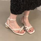 Sandalen mit quadratischer Zehenpartie und rundem Absatz