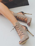 Sandalias de tacón de aguja con tiras cruzadas y estampado de serpiente en bloques de color con forma de boca de pez 