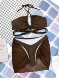 Dreiteiliges Set aus einfarbigem Bandage-Bikini und Cover-Up